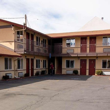 Quality Inn Bishop Near Mammoth Exterior photo