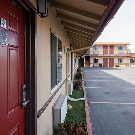 Quality Inn Bishop Near Mammoth Exterior photo